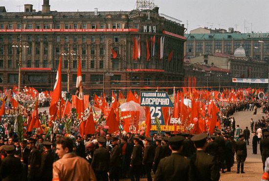 Первомайская демострация - всенародный праздник.