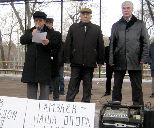 На митинге, посвященном выборам главы Каякентского района Дагестана. Крайний справа -- один из кандидатов, Ильмутдин Гамзаев. Село Новокаякент, 4 марта 2011 г. Фото "Кавказского узла". 