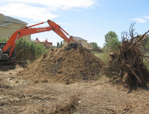 Земляные работы в водоохранной зоне полуострова Пролетарский, Астрахань. 14 июля 2011 г. Фото "Кавказского узла"