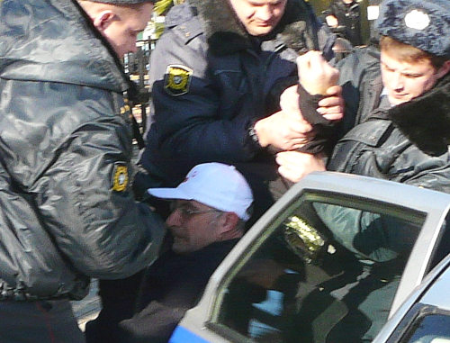 Краснодарский край, г. Сочи, 10 декабря 2011 г. Митинг несогласных с итогами выборов в Госдуму РФ. Полицейские запихивают в машину коммуниста Сергея Басманова. Фото Семена Симонова для "Кавказского узла"