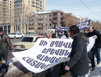 Акция протеста экологов против строительства ларьков, демонтированных на улице Абовяна. Надпись на плакате: ''Не искажайте генплан Еревана''. Ереван, Армения, 20 февраля 2012 г. Фото Армине Мартиросян для "Кавказского узла"