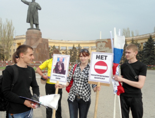 Участники митинга оппонентов Олега Шеина на площади Ленина в Волгограде. 17 апреля 2012 г. Фото Оксаны Загребневой для "Кавказского узла"