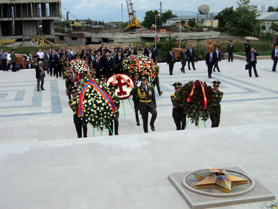 Военные возлагают венки...