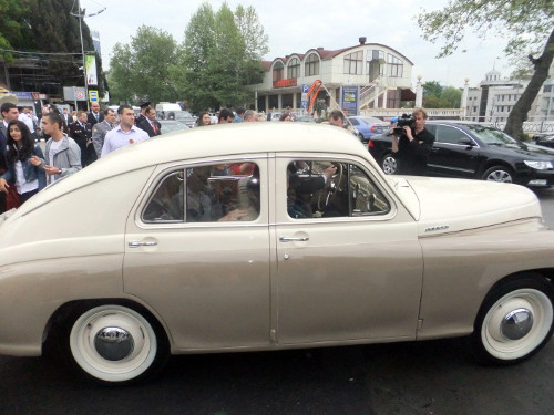 Один из отреставрированных автомобилей "Победа", на которых сочинские ветераны проехали к Мемориалу погибших воинов. Сочи, 9 мая 2012 г. Фото Светланы Кравченко для "Кавказского узла"