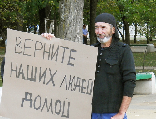 Сергей Коблев в одиночном пикете в поддержку черкесов Сирии. Адыгея, Майкоп, 23 сентября 2012 г. Фото Олега Чалого для "Кавказского узла"