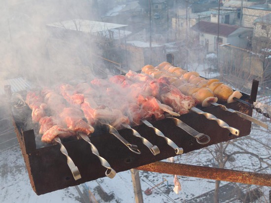 Мясо и картошечка установлены на мангал... 