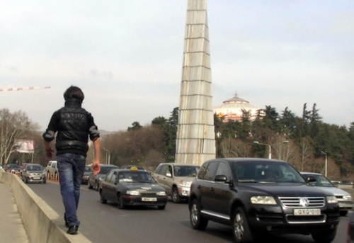 Эстакада на Площади героев, ведущая к району Ваке-Сабуртало. Тбилиси, март 2013 г. Фото Беслана Кмузова для "Кавказского узла"