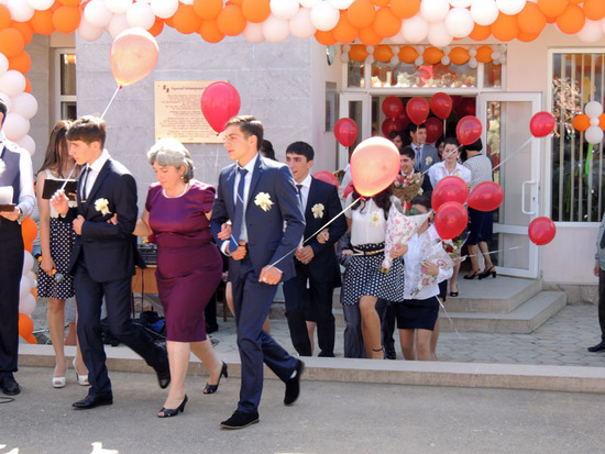 Выходит один из классов выпускников с классным руководителем.