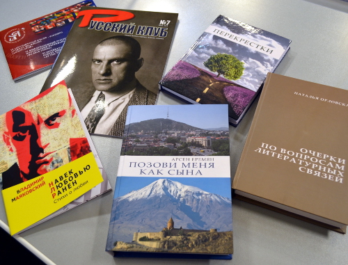 Издания Международного культурно-просветительского союза «Русский клуб», подготовленные к российско-грузинскому поэтическому фестивалю. Тбилиси, июль 2013 г. Фото Эдиты Бадасян для "Кавказского узла"