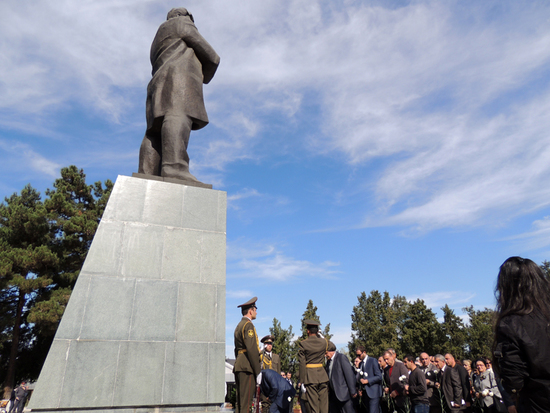 Возложение цветов к памятнику Степана Шаумяна.