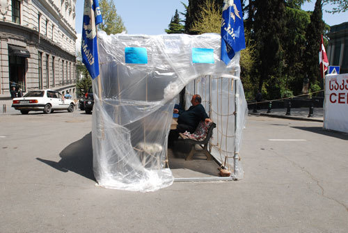 Митингующие у здания Парламента Грузии. Тбилиси, 29 апреля 2009 года. Фото "Кавказского Узла"