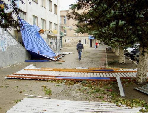  Северная Осетия, г.Моздок,  5 сентября 2011 г., улица Кирова.  Последствия  урагана. Фото "Кавказского узла"