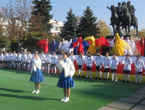 Северная Осетия, Владикавказ, 4 ноября 2011 г. Праздничные выступления в честь Дня народного единства  на площади 50 лет Октября. Фото Дмитрия Тамерланова для "Кавказского узла"