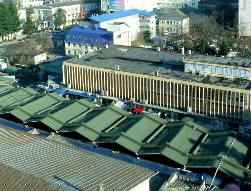 Вид сверху на комплекс зданий Центрального рынка в Сочи. В центре -- крытые торговые ряды, снос которых уже начался. В левом нижнем углу -- старое здание Центрального рынка. 19 января 2012 г. Фото Светланы Кравченко для "Кавказского узла"