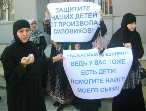 Дагестан, Махачкала, 6 июля 2011 г. Митинг с участием родственников Шамиля Джаватова. Фото Ахмеда Магомедова для "Кавказского узла"