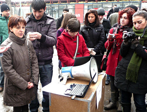 Акция "Независимый гражданский суд" в защиту парка Маштоца. На снимке: Сона Айвазян, глава Антикоррупционного Центра Transparency International, в качестве защиты истца - общественности. Армения, Ереван, 13 марта 2012 г. Фото Армине Мартиросян для «Кавказского узла»