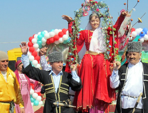 Празднование Навруза в селе Сабнова. Джигиты выносят на троне "дочь Весны". Дагестан, Дербентский район, 19 марта 2012 г. Фото предоставлено Республиканским Домом народного творчества