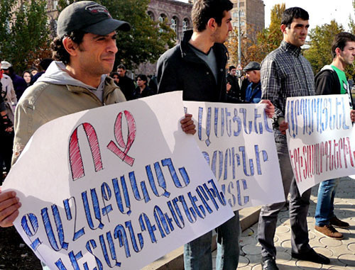 Сторонники АНК провели в Ереване акцию против приговора четверым активистам оппозиции. На снимке: плакаты с надписями - "нет политическим преследованиям", '"Оправдать молодых". Ереван, 13 ноября 2012 г. Фото Армине Мартиросян для "Кавказского узла"