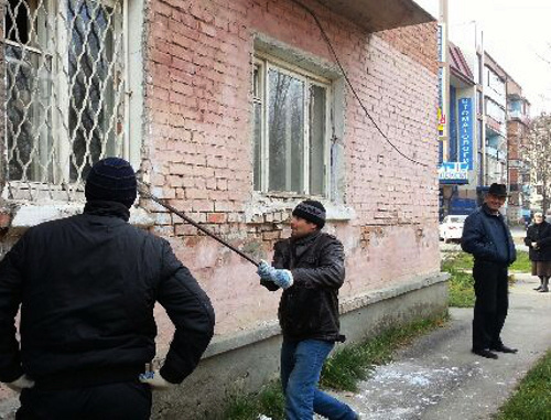 Начался снос двухэтажного дома по улице Рабочей до выселения постояльцев. На снимке: рабочий выламывает решетку на одном из окон первого этажа Ингушетия, Карабулак, 19-20 ноября 2013 г. Фото предоставлено жильцами дома №21 по улице Рабочей