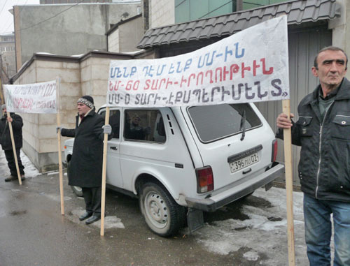 Надпись на транспаранте: «Мы против Таможенного союза», «ЕС – 60 лет реальности, ТС – 0 лет эксперимента». Акция в поддержку Евромайдана в Ереване. 24 января 2014 г. Фото Армине Мартиросян для "Кавказского узла"