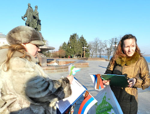 Участники пикета в поддержку русскоязычного населения Крыма. Волгоград, 14 марта 2014 г. Фото Татьяны Филимоновой для "Кавказского узла"