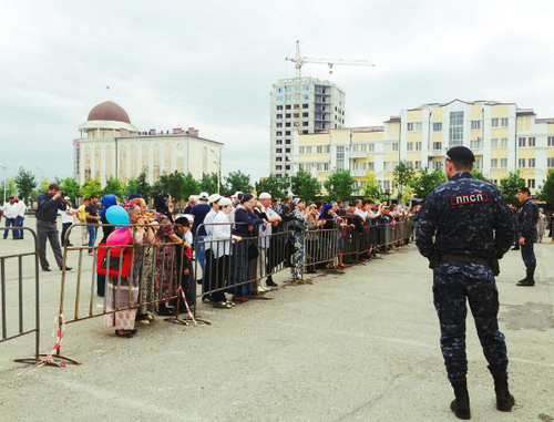 Зрители концерта, организованного в честь Дня России на площади перед мечетью "Сердце Чечни". Грозный, 12 июня 2014 г. Фото Магомеда Магомедова для "Кавказского узла"