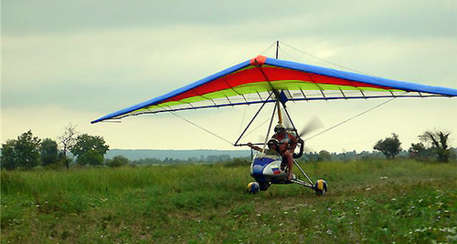 Мотодельтаплан развивает скорость и поднимается в небо. Фото: http://deltaplanerist.ru/photo/razbeg-motodeltaplana/