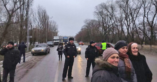 Жители Минеральных Вод перекрыли трассу "Кавказ". 24 января 2015 г. Фото http://bloknot-stavropol.ru/