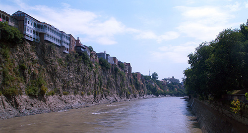 Осушение Куры во время поисковых работ. Тбилиси, 5 июля 2015. Фото: Беслана Кмузова