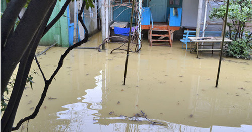 Вода во дворе дома после схода селя. Сочи. Фото Светланы Кравченко для "Кавказского узла"