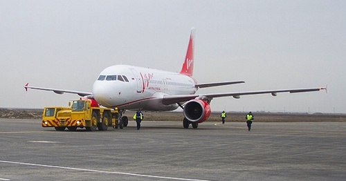 Самолет Airbus A319 на взлетно-посадочной полосе аэропорта в Махачкале. 18 декабря 2015 года. Фото: Riadagestan.ru