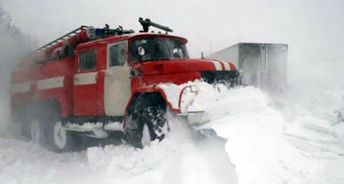 Спецтехника расчищает трассу. Фото: http://23.mchs.gov.ru/pressroom/news/item/3349976/