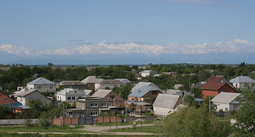 Вид на горы с крыши в городе Прохладный. Фото: ion, http://photo-gorodov.ru/viewtopic.php?f=59&t=441