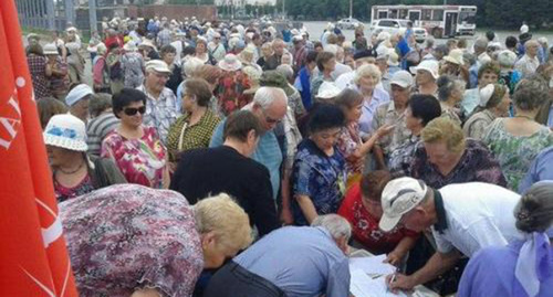 Участники митинга в Волжском  06.06.2016. Фото: http://vdvgazeta.ru/news/feed/volzhane-vyshli-na-miting-protiv-socialnogo-kodeksa-41696