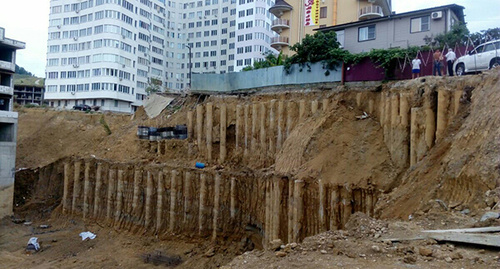 Фото Викторией Верниченко, жительницей дома № 286Б, 16.06.15, http://vesti-sochi.tv/proisshestvija/34331-opolzen-v-sochi-grozit-razrushit-zhiloj-dom