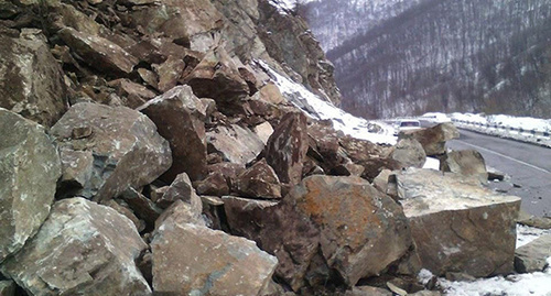 Камнепад на горной дороге. Фото: http://ru.armeniasputnik.am/incidents/20161031/5318678/Yerevan-kamnepad-transport.html