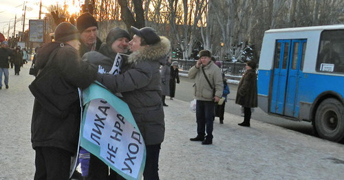 Потасовка во время пикета в рамках акции "Стратегия-31". Мужчина напал на Наталью Дорожнову. Волгоград, 31 января 2017 г. Фото Татьяны Филимоновой для "Кавказского узла"