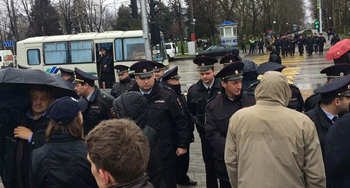 Участники и полицейские на акциив Краснодаре. 26 марта 2017 года. Фото очевидца, предоставленное "Кавказскому узлу" краснодарским штабом Навального