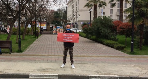 Константин Гудимов проводит пикет в в центре Сочи. 2 апреля 2017 года. Фото Светланы Кравченко для "Кавказского узла"