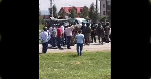 Разгон митинга против миграции. Назрань, 26 июля 2017 г. Кадр из видео пользователя  KAVKAZ LIFE https://www.youtube.com/watch?v=cbcmReibDwg