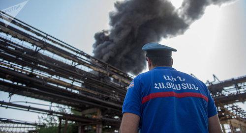 Сотрудник МЧС на месте происшествия. Фото  Sputnik/ Asatur Yesayants
https://ru.armeniasputnik.am/incidents/20170830/8454643/pozhar-na-nairite-potushen.html