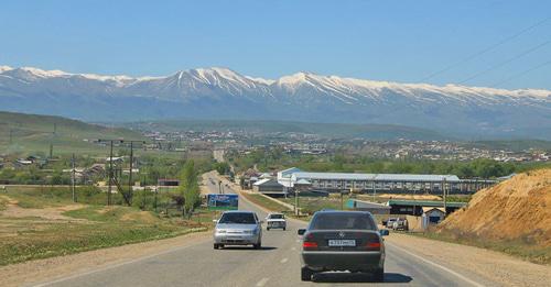 По дороге в Буйнакск. Дагестан. Фото: Шамиль Шангереев http://www.odnoselchane.ru