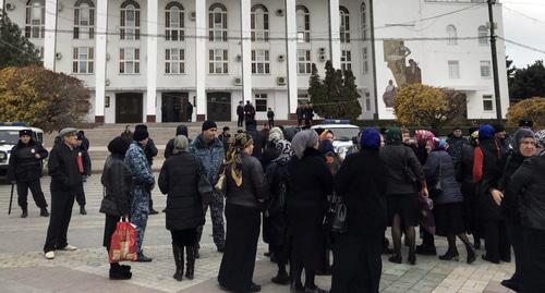 Участники акции протеста погорельцев рынка Дагэлектромаш на центральной площади Махачкалы. Фото Патимат Махмудовой для "Кавказского узла"