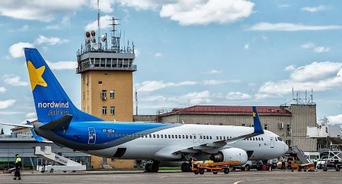 самолет в аэропорту Краснодара. Фото: пресс-служба "Базел Аэро". http://krr.aero/press-center/photo/mezhdunarodnyy-aeroport-krasnodar/