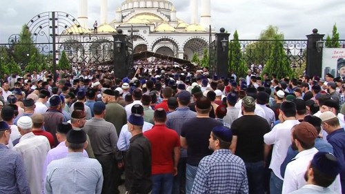 Похороны Юсупа Темирханова в чеченском селе Гелдаган 4 августа. Фото: НИАА Объектив /YouTube