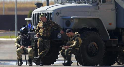 Сотрудники правоохранительных во время акции протеста против новой сделки по обмену землей в  Магасе, 6 октября 2018 года. Фото  REUTERS/Максим Шеметов
