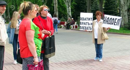 Галина Тихенко с плакатами. Фото Вячеслав Ященко для "Кавказского узла"