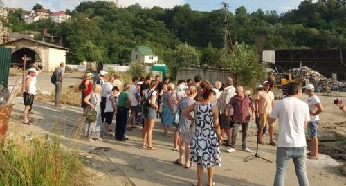 Жители Сочи на сходе возле свалки. Фото Светланы Кравченко для "Кавказского узла".