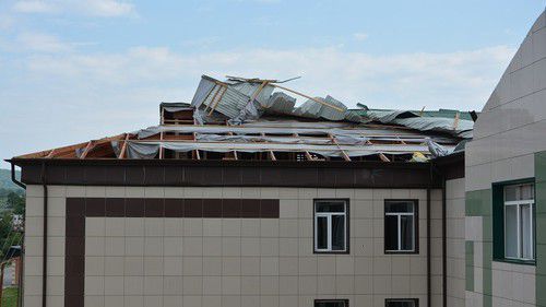 Поврежденная ураганом кровля школы в селе Алхасты, Сунженский район Ингушетии. Фото пресс-службы администрации района.