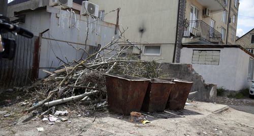 Мусорные баки в Дербенте. Фото официальный сайт города http://www.derbent.org/press-tsentr/novosti/175607/